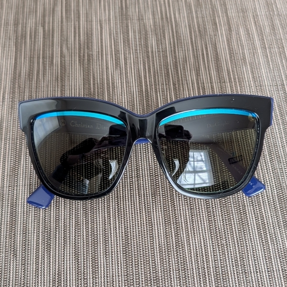 DIOR Graphic Collection, Like New - Picture 7 of 12